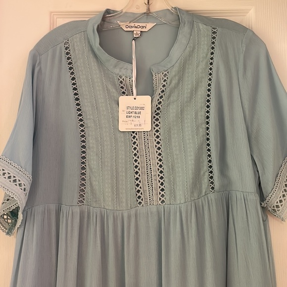 BEAUTIFUL LIGHT BLUE DRESS WITH LACE DETAIL - Picture 2 of 2